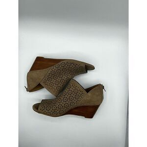 Violet & red laser cut out open toe zipper back wedge booties taupe Sz 10